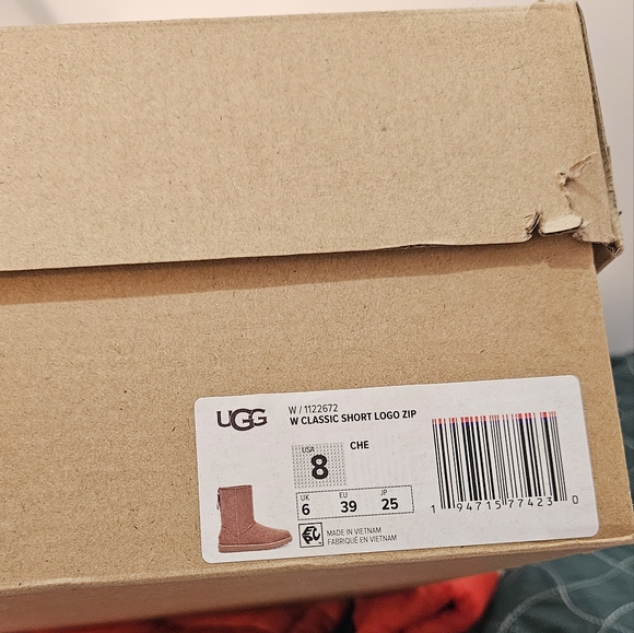 Brand new UGG - Picture 4 of 5